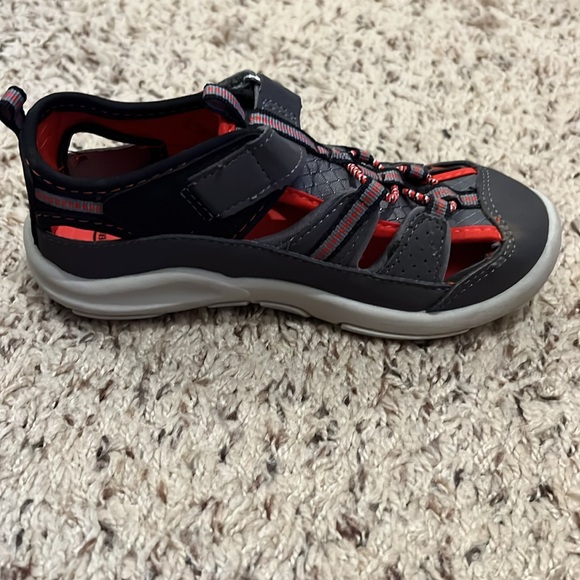 Boys Oshkosh Zinger Sandals Shoes Size 12 Black Red Gray - Picture 5 of 6